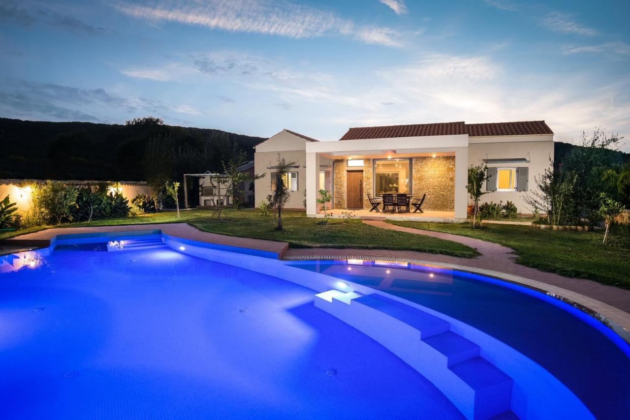 Three Stars Luxury Villa Moraitika